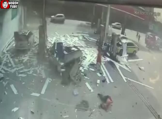 Video :A man was destroyed in a gas station explosion